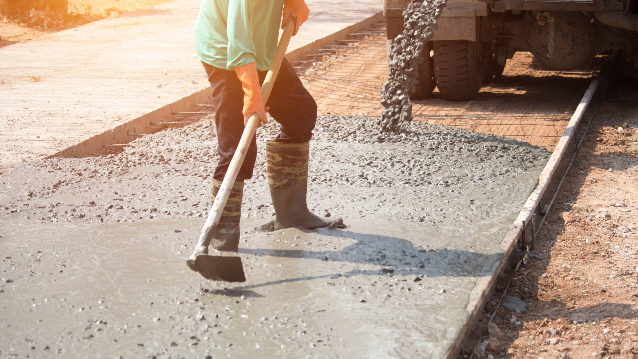 Cement, baksteen en dakpannen duurder, hout en staal goedkoper