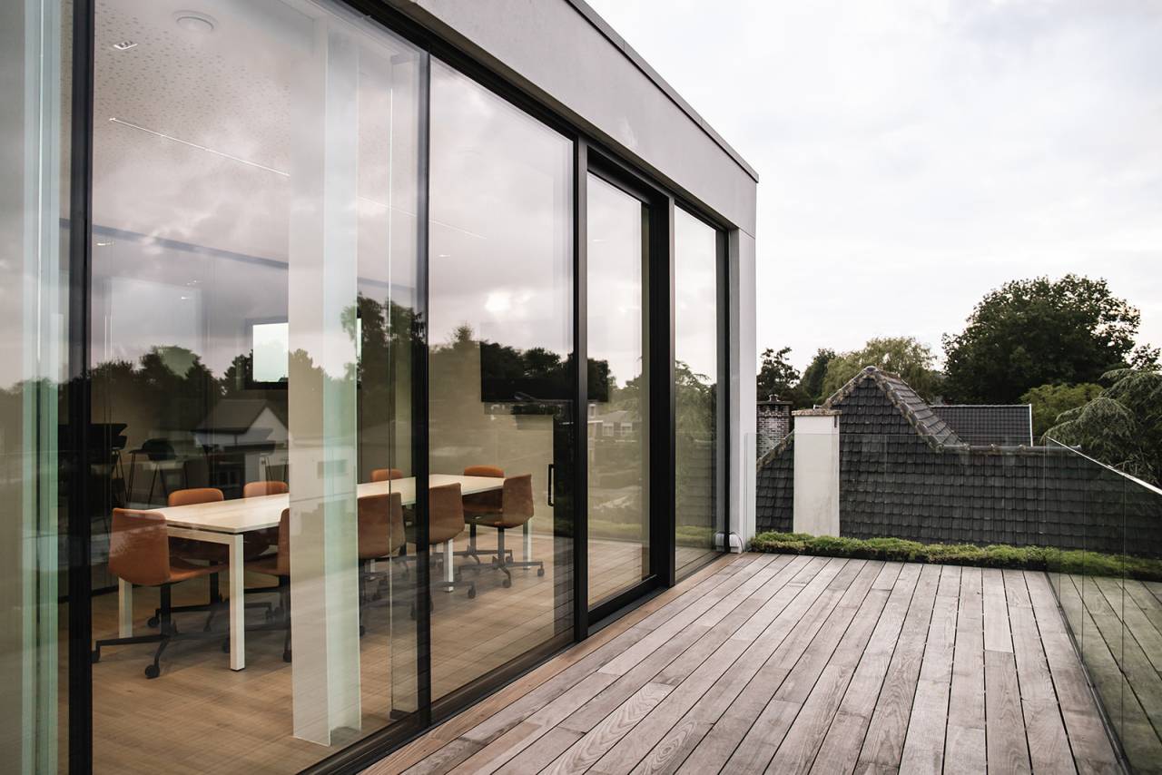 Lichtrijk en doorwaadbaar kantoorgebouw voor Eco Heating